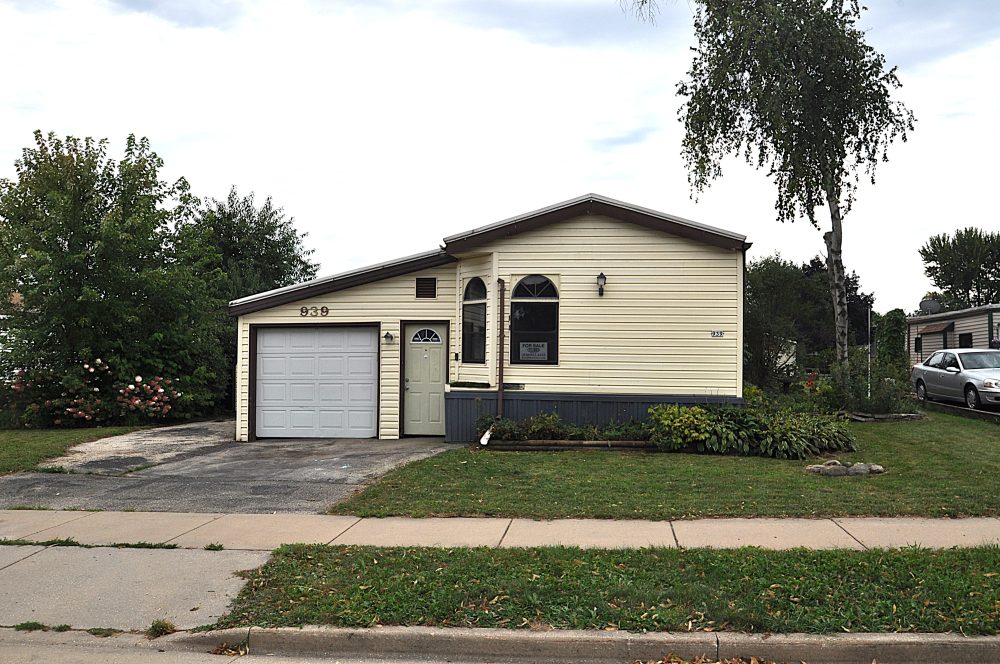 1 939 Elm St. Lomira Exterior